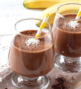 Batido de banana con fresas y chocolate